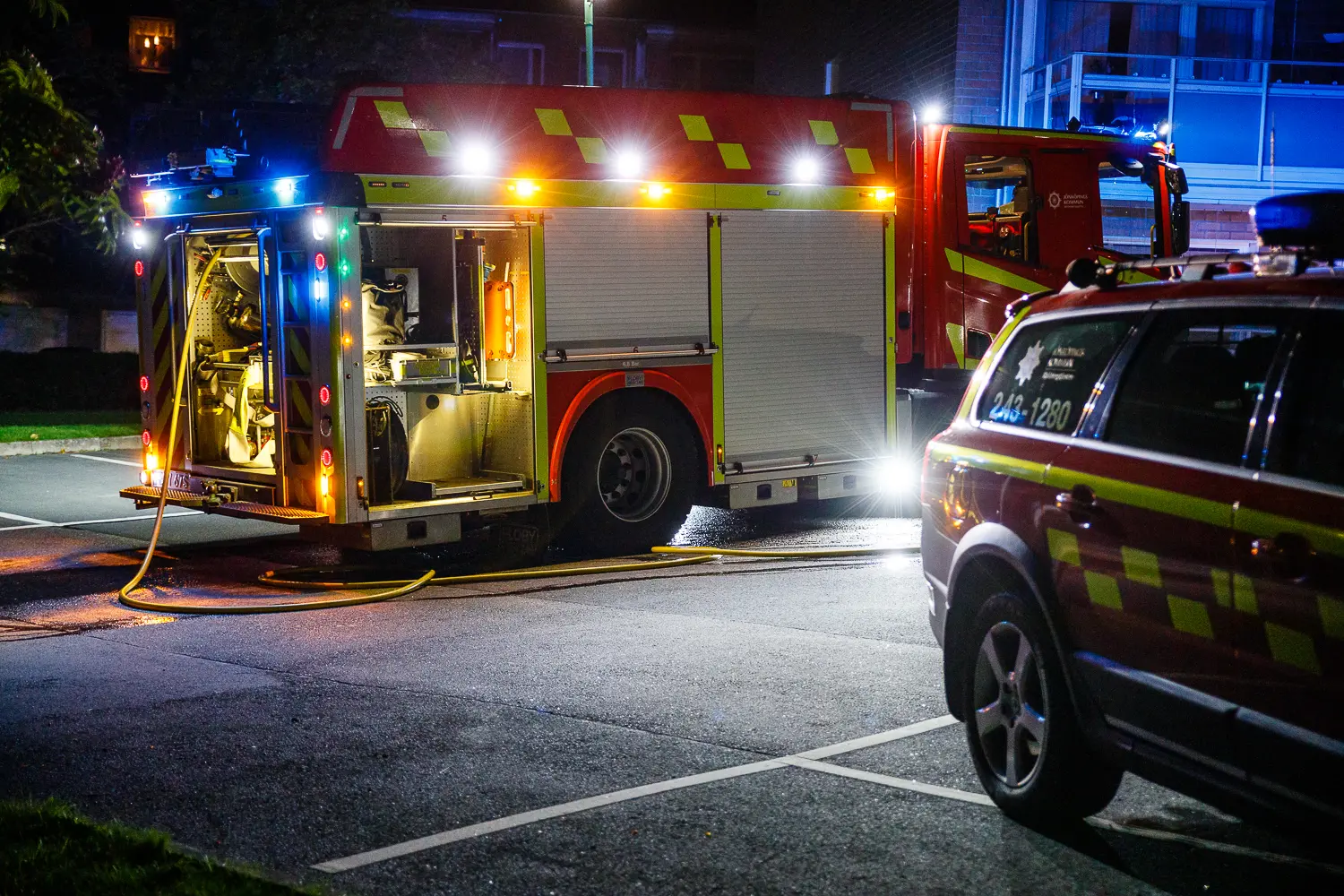 Bil i brand på parkering