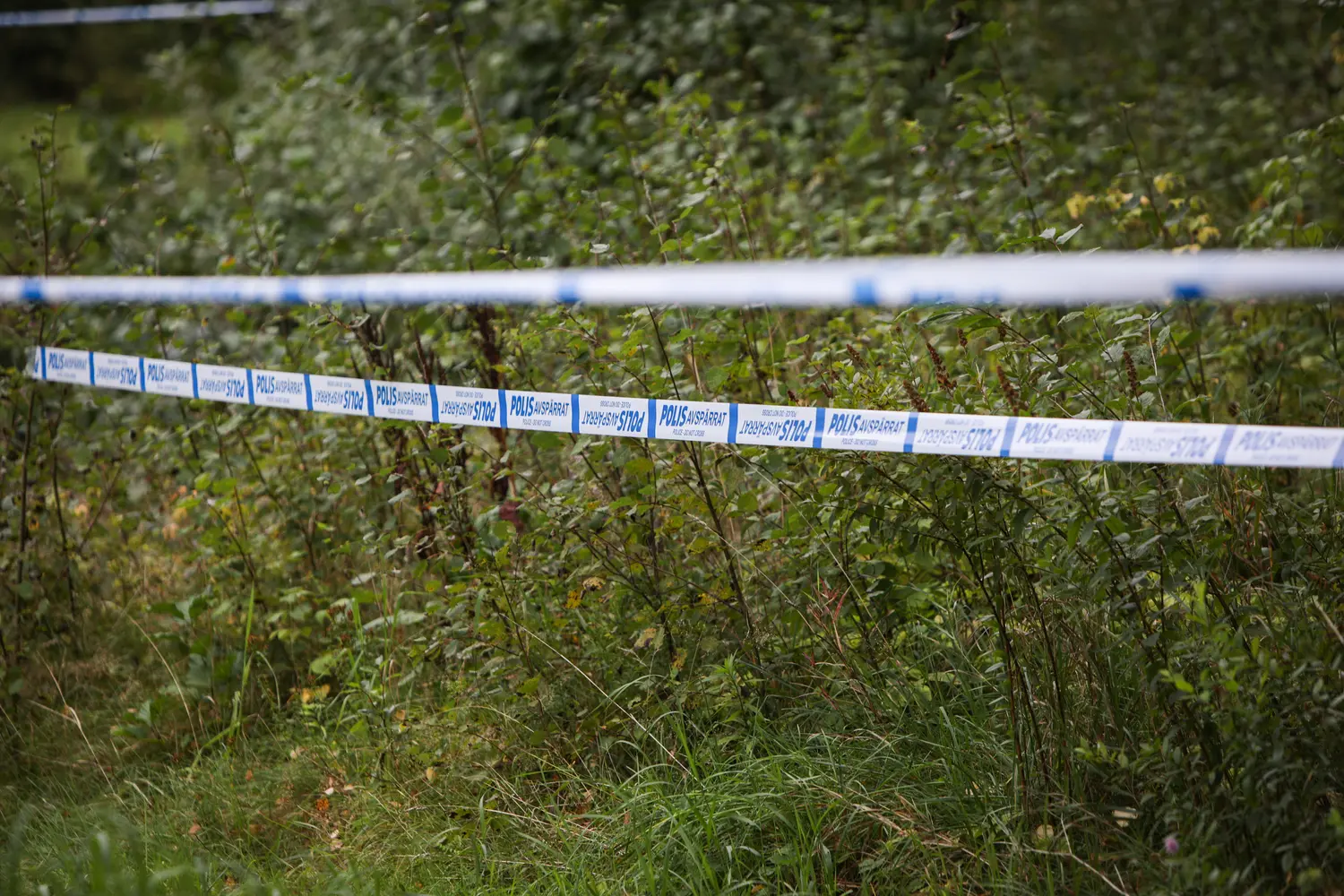 polis avspärrat, polisman knivskuren i samband med bråk