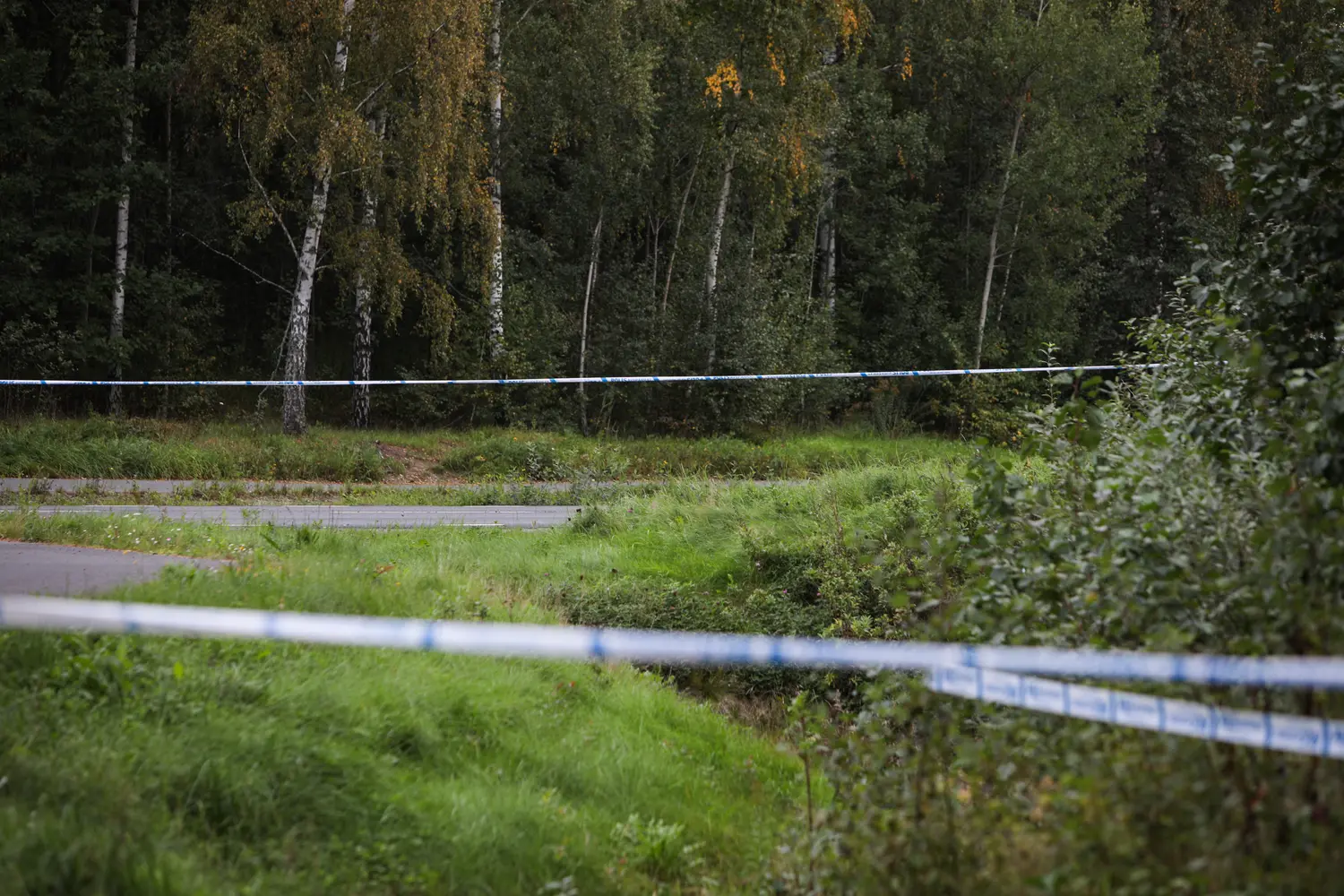 polis avspärrat, polisman knivskuren i samband med bråk