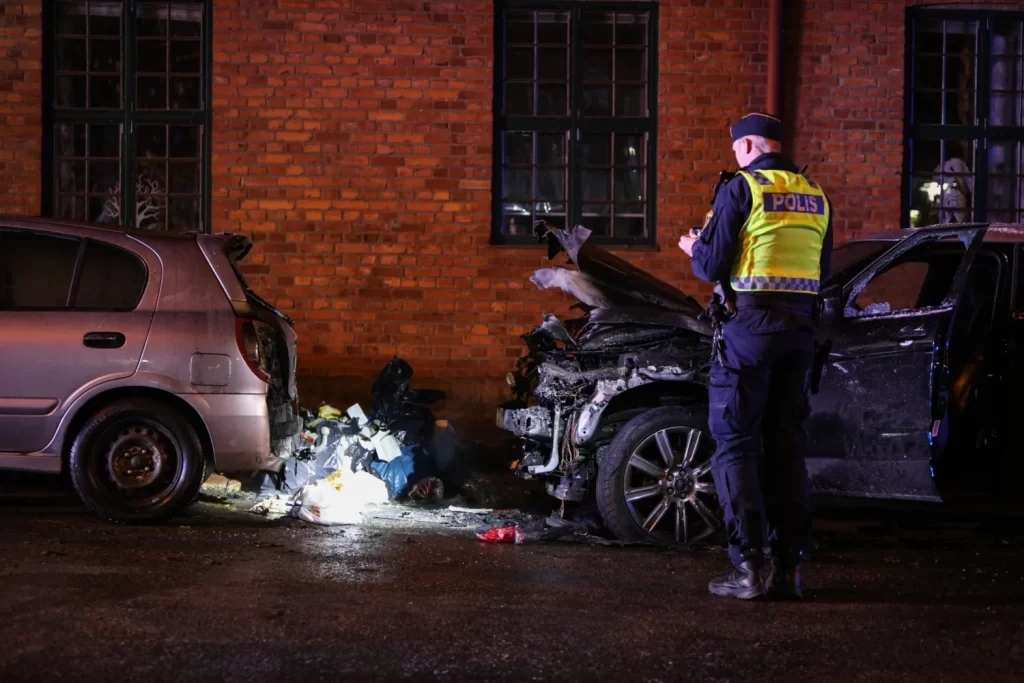 Bil exploderade och fattade eld