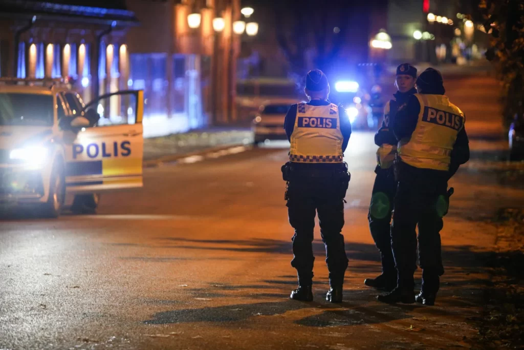Bil exploderade och fattade eld