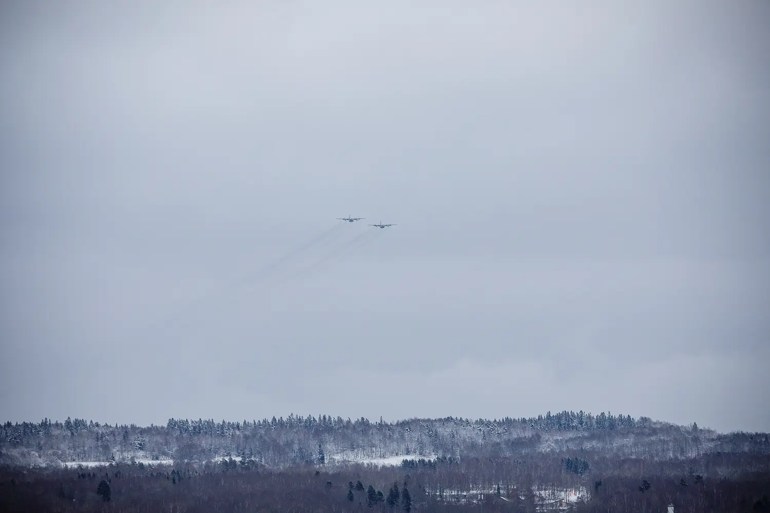 Försvarsmaktens julhälsning med två TP 84 Hercules-plan över Jönköping.