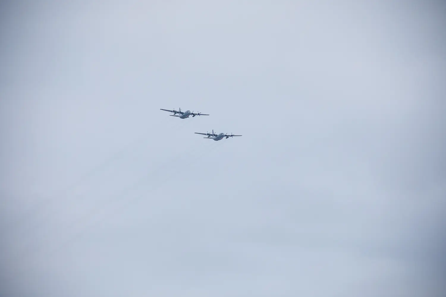 Försvarsmaktens julhälsning med två TP 84 Hercules-plan över Jönköping.