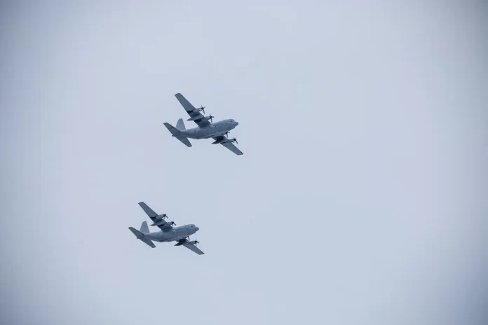 Försvarsmaktens julhälsning med två TP 84 Hercules-plan över Jönköping.