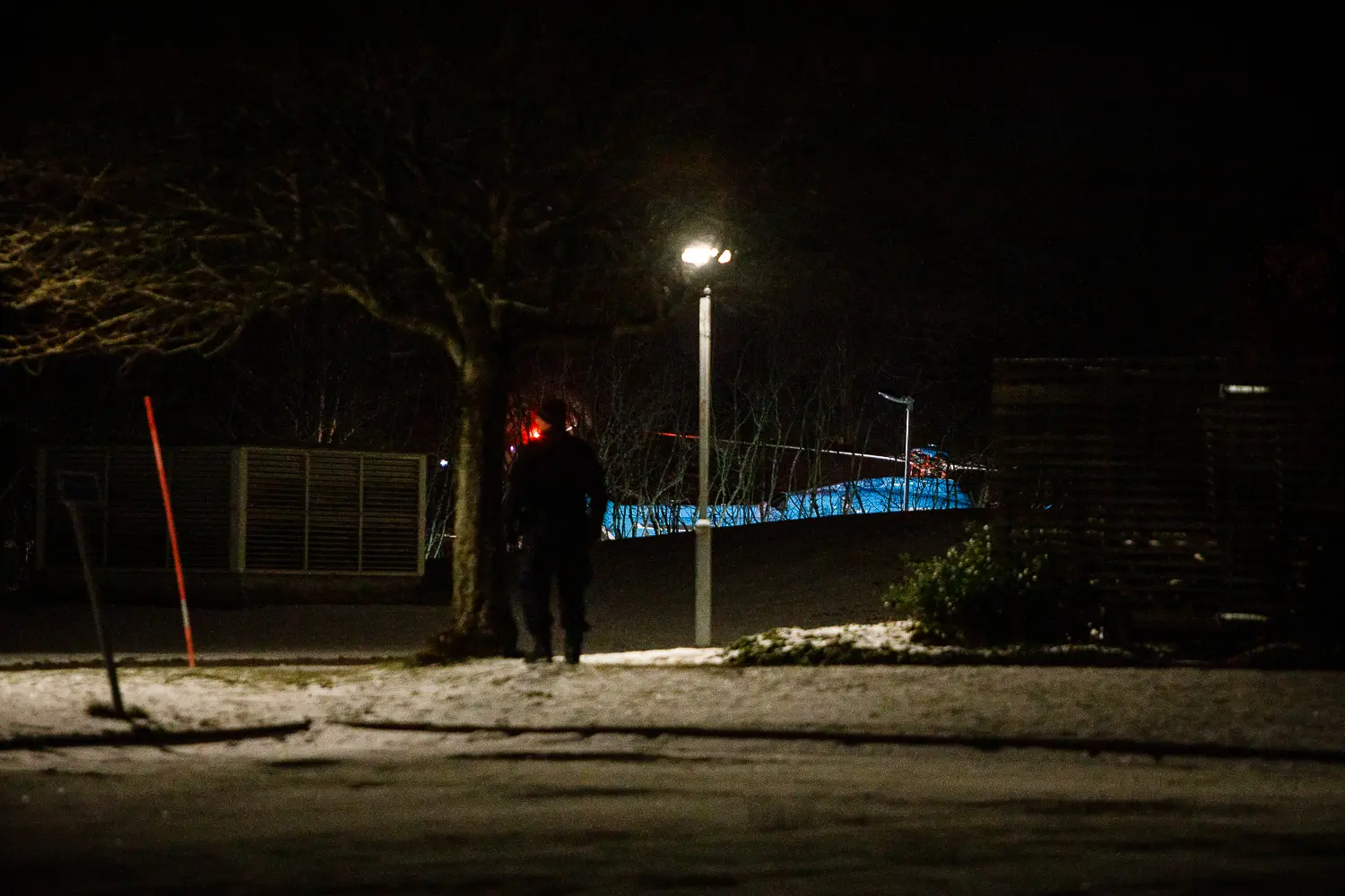 Den polis som skadades flyttades med ambulanshelikopter från Länssjukhuset Ryhov till Universitetssjukhuset i Linköping.
