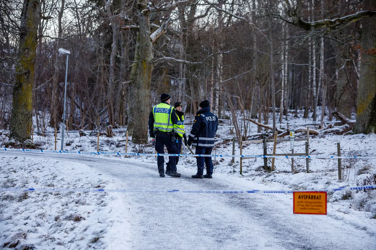 Polis vid avspärrningar i skogsområdet vid Kungsängen.