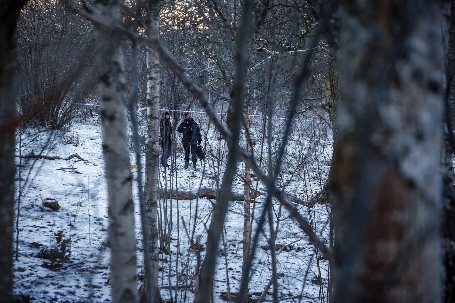 Kriminaltekniker i skogsområdet vid Kungsängen.