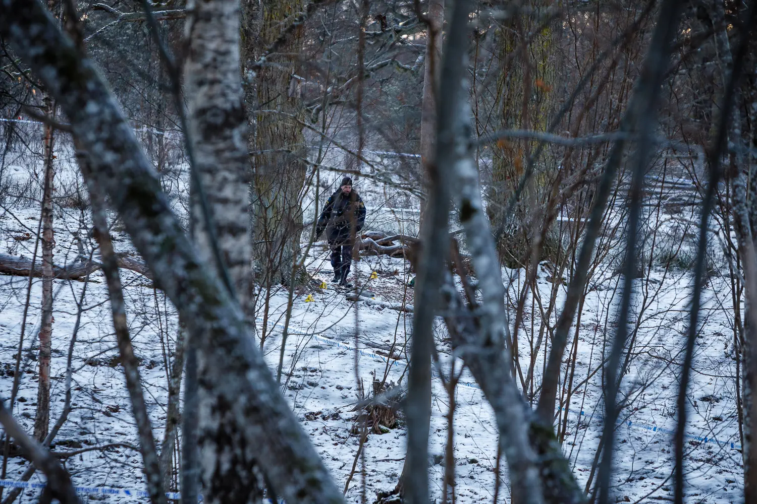 Kriminaltekniker i skogsområdet vid Kungsängen.