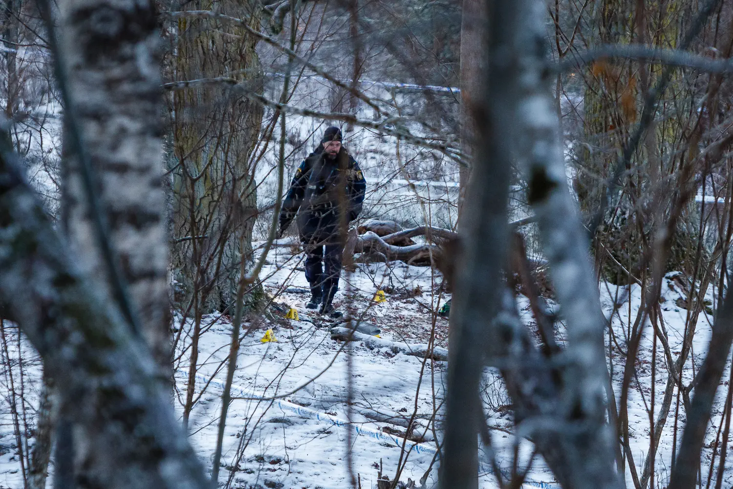 Kriminaltekniker i skogsområdet vid Kungsängen.