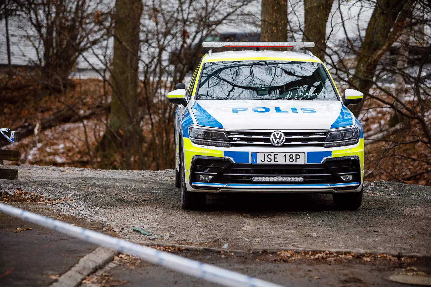 Polis på plats där en person anträffades avliden. Mord utreds - man hittad död