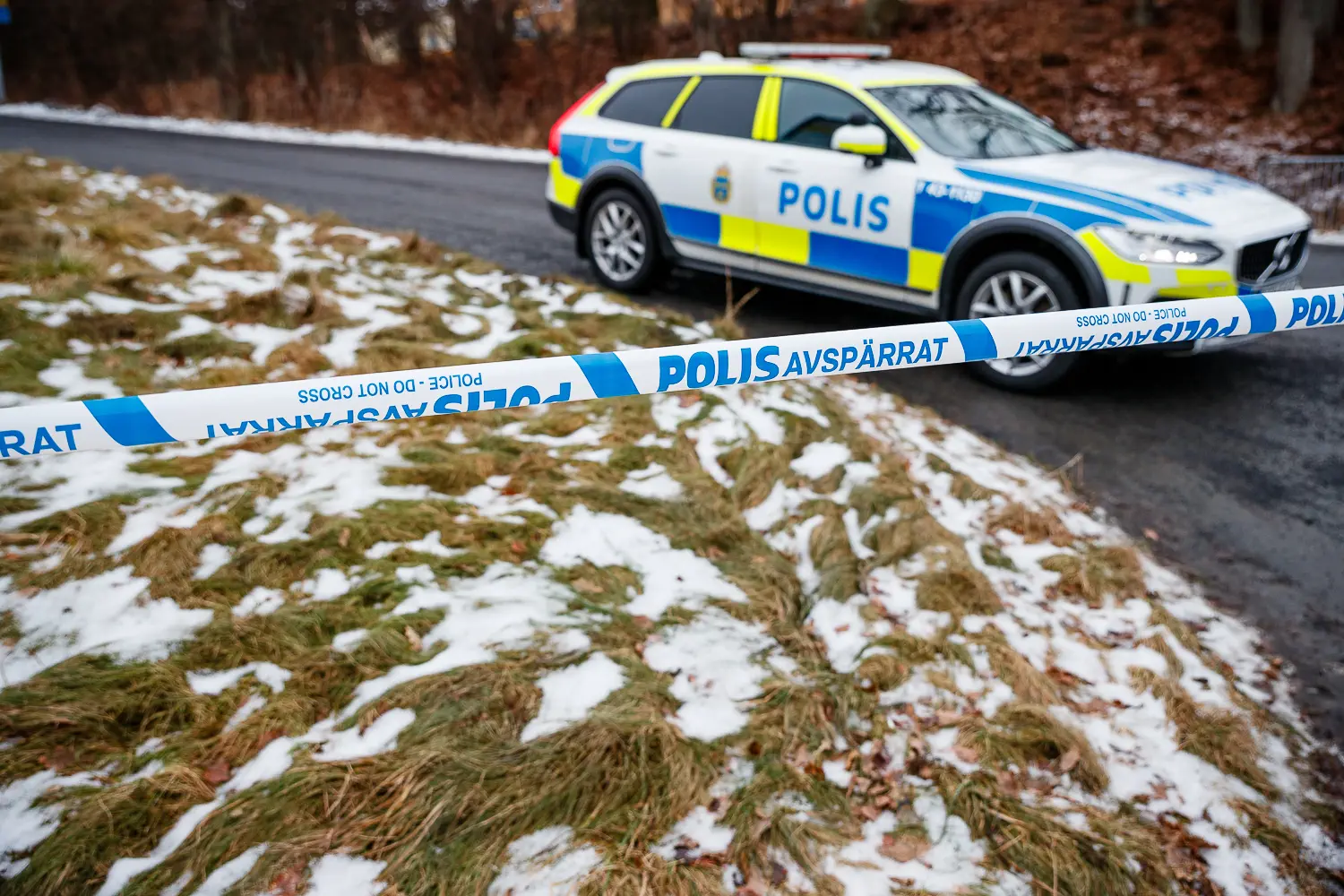 Avspärrningar vid det skogsområdet där en person anträffades avliden.
