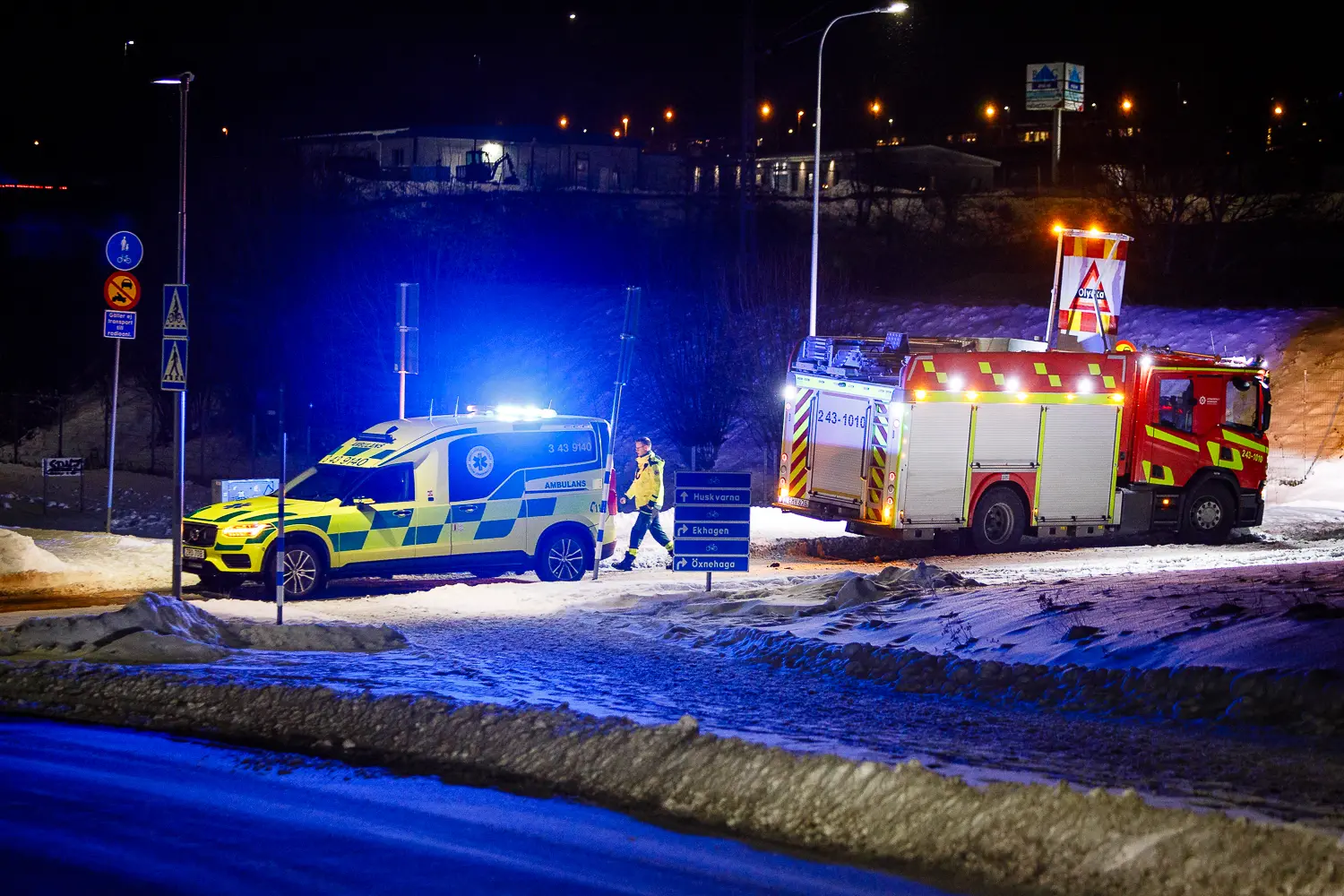 ambulans och räddningstjänst på utryckning till en trafikolycka.