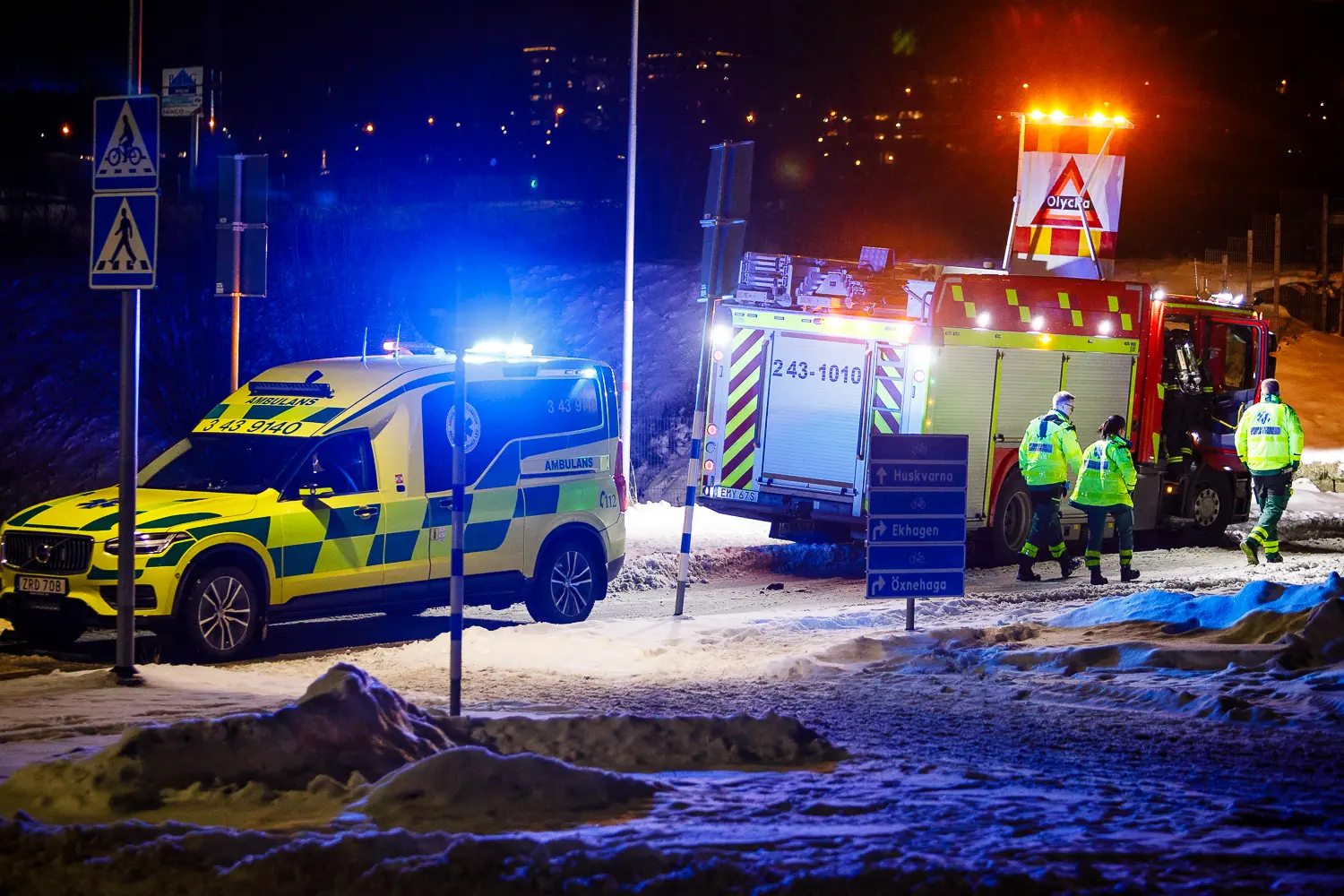 ambulans och räddningstjänst på utryckning till en trafikolycka.