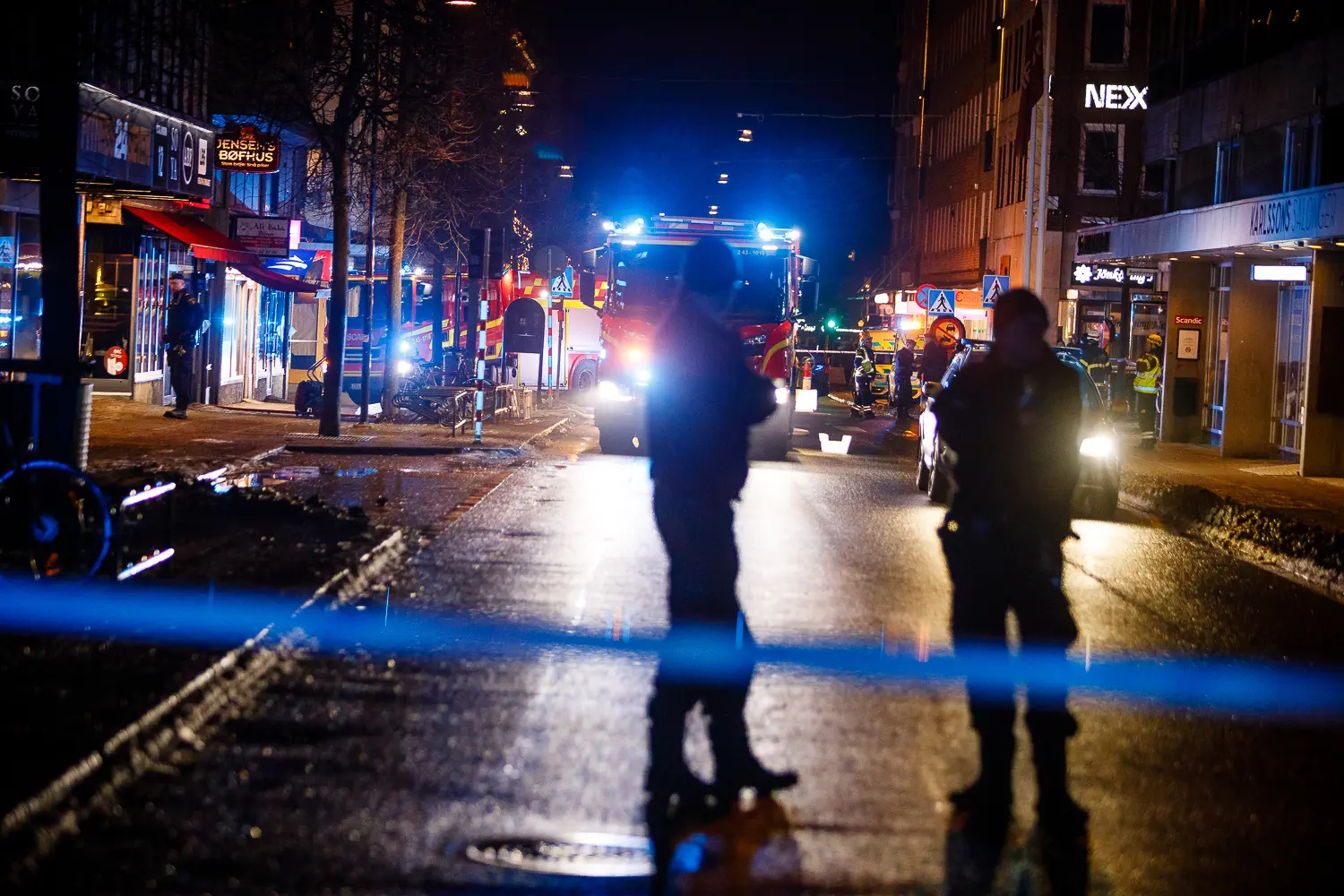 Avspärrning vid brand i ett lägenhetshus i centrala Jönköping.