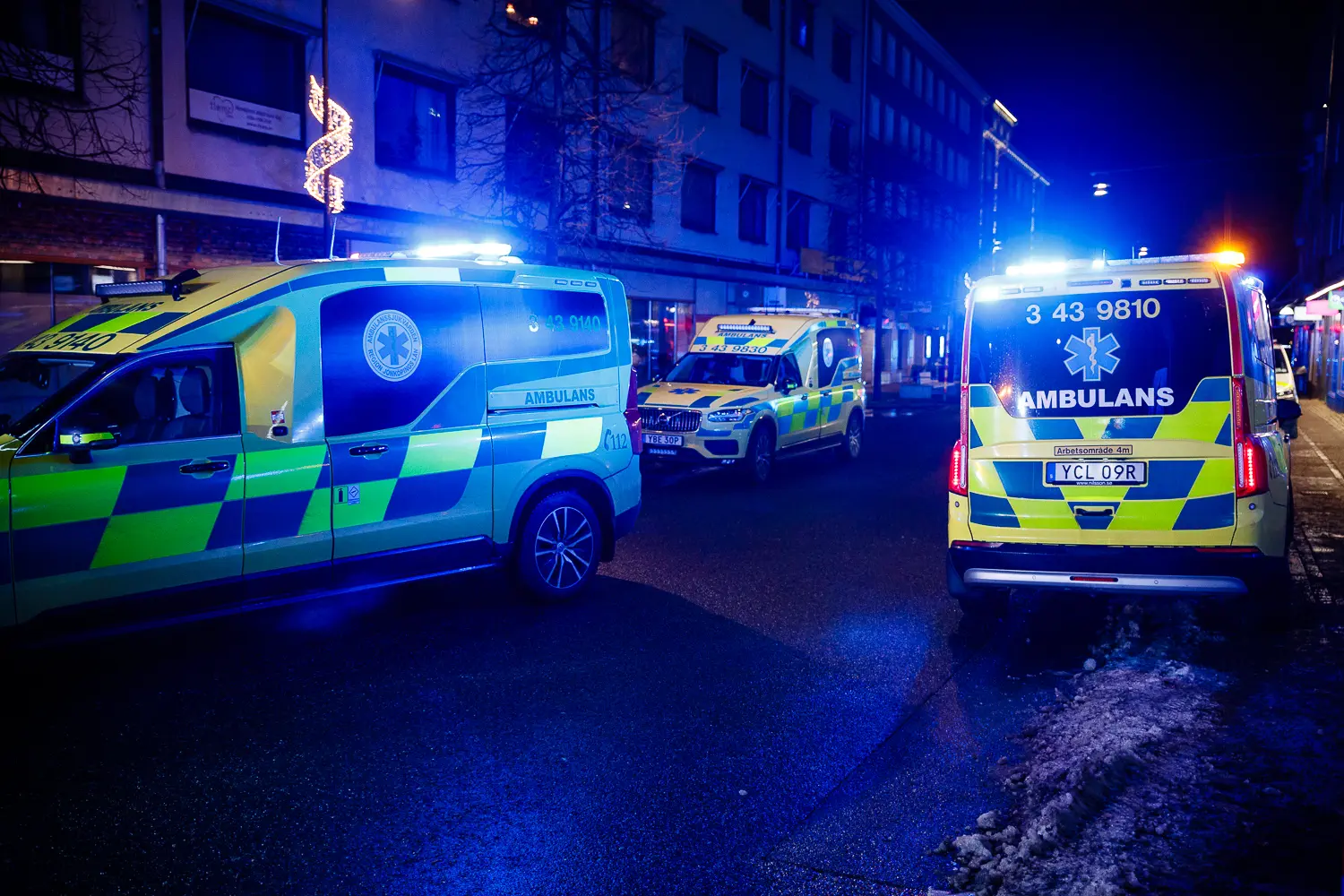Ambulans på plats vid brand i ett lägenhetshus i centrala Jönköping.