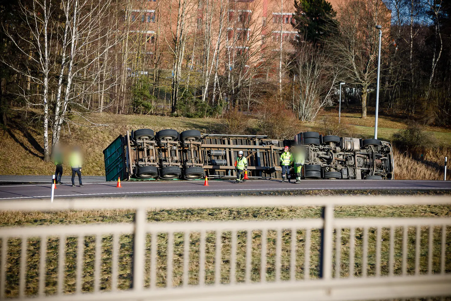 Lastbil med släp välte i avfart