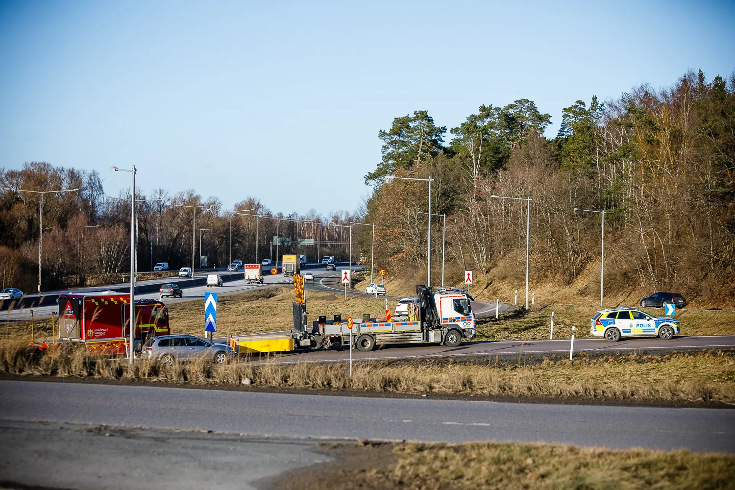 Lastbil med släp välte i avfart