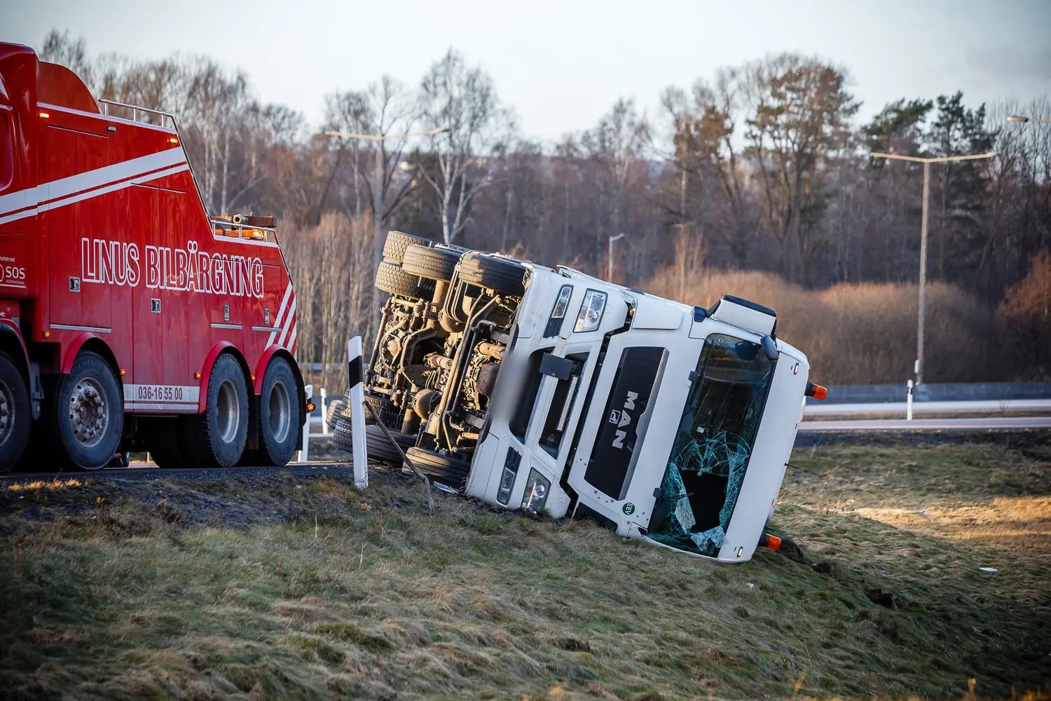 Lastbil med släp välte i avfart