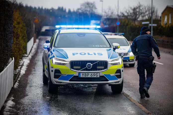 Polis på plats vid en krock mellan två personbilar. Trafikolycka på Ekhagen