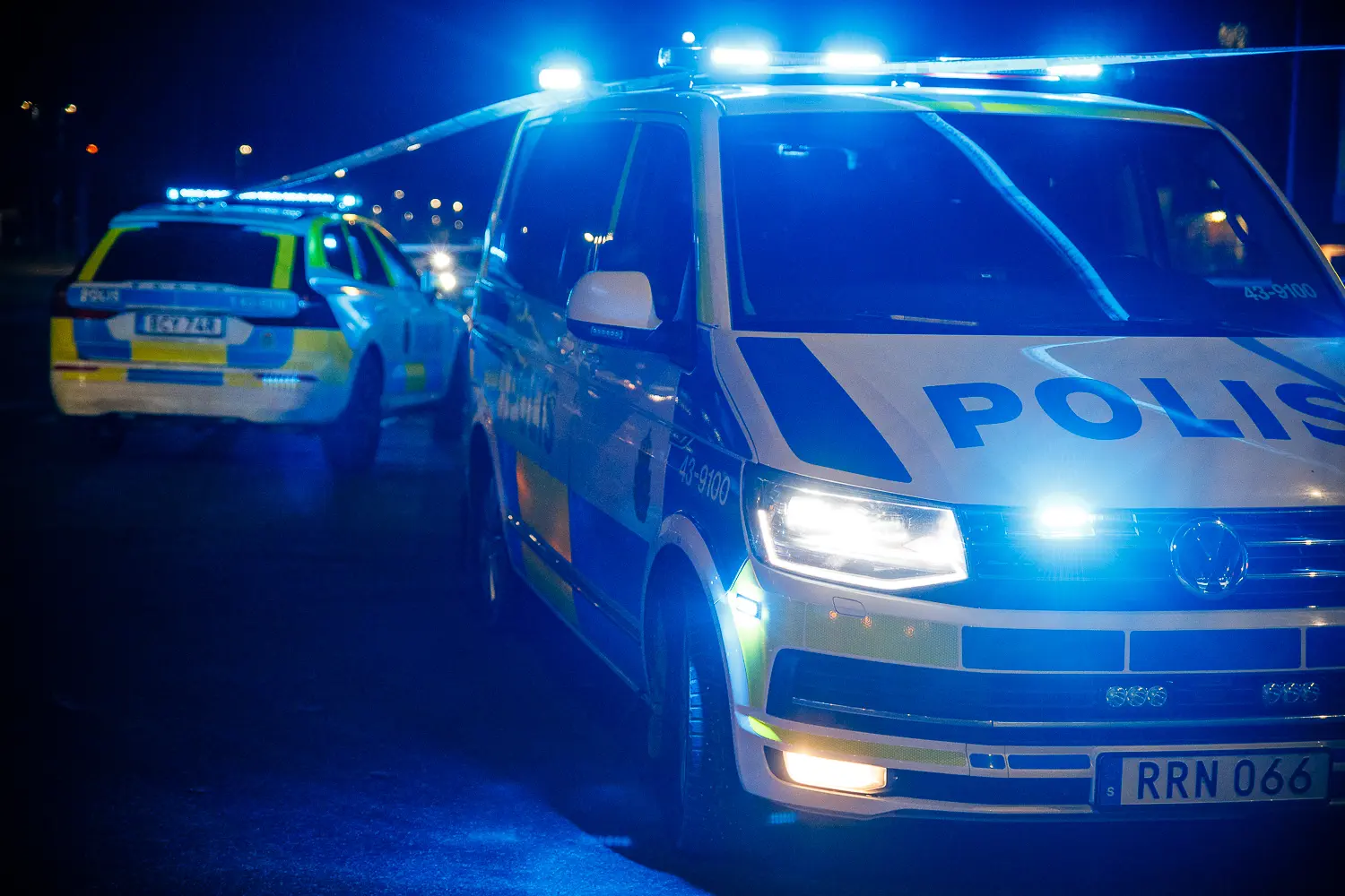 Polis på plats efter att två personer hittades döda efter en lägenhetsbrand i Nässjö, händelsen utreds som mord.