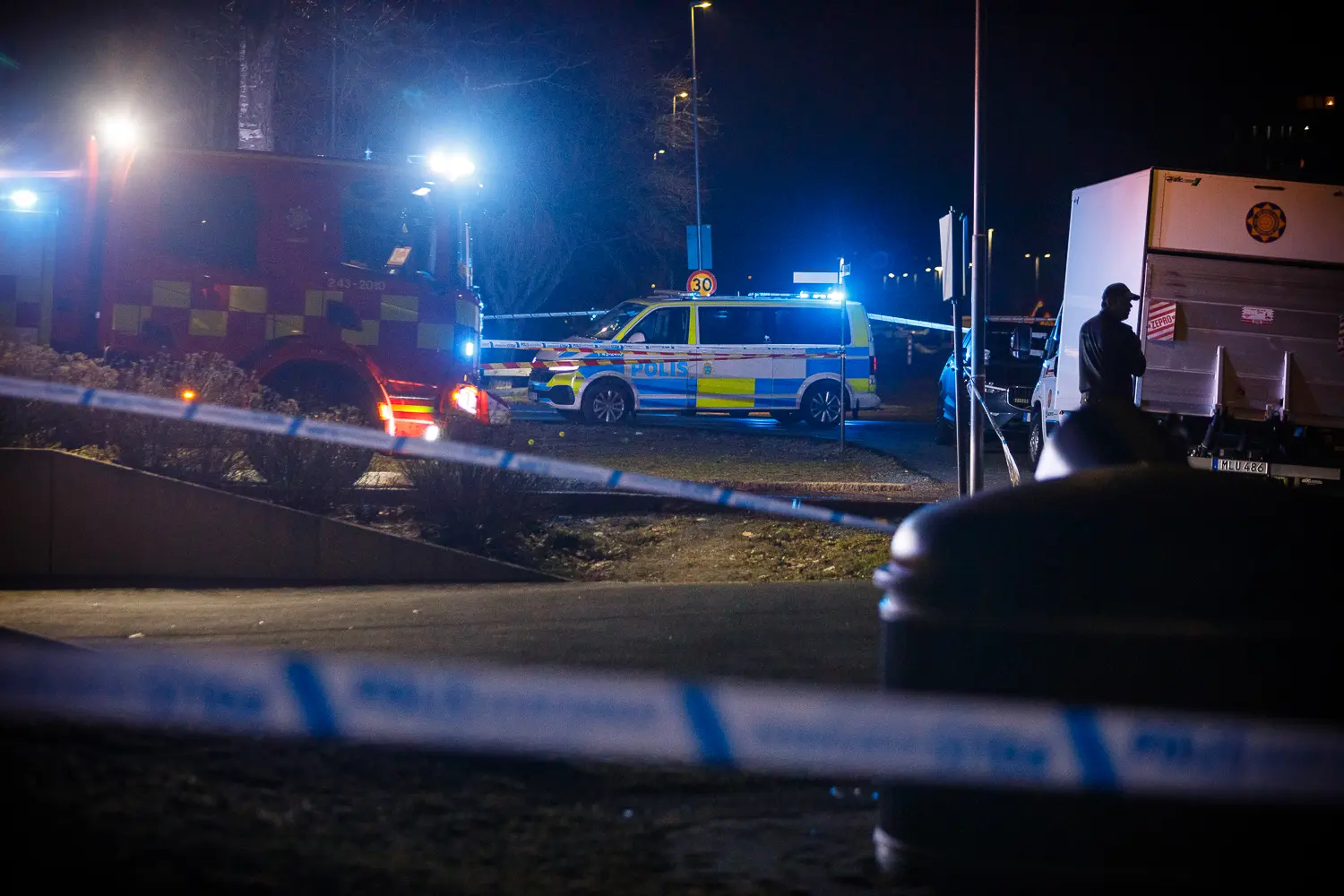 Polis på plats efter att två personer hittades döda efter en lägenhetsbrand i Nässjö, händelsen utreds som mord.