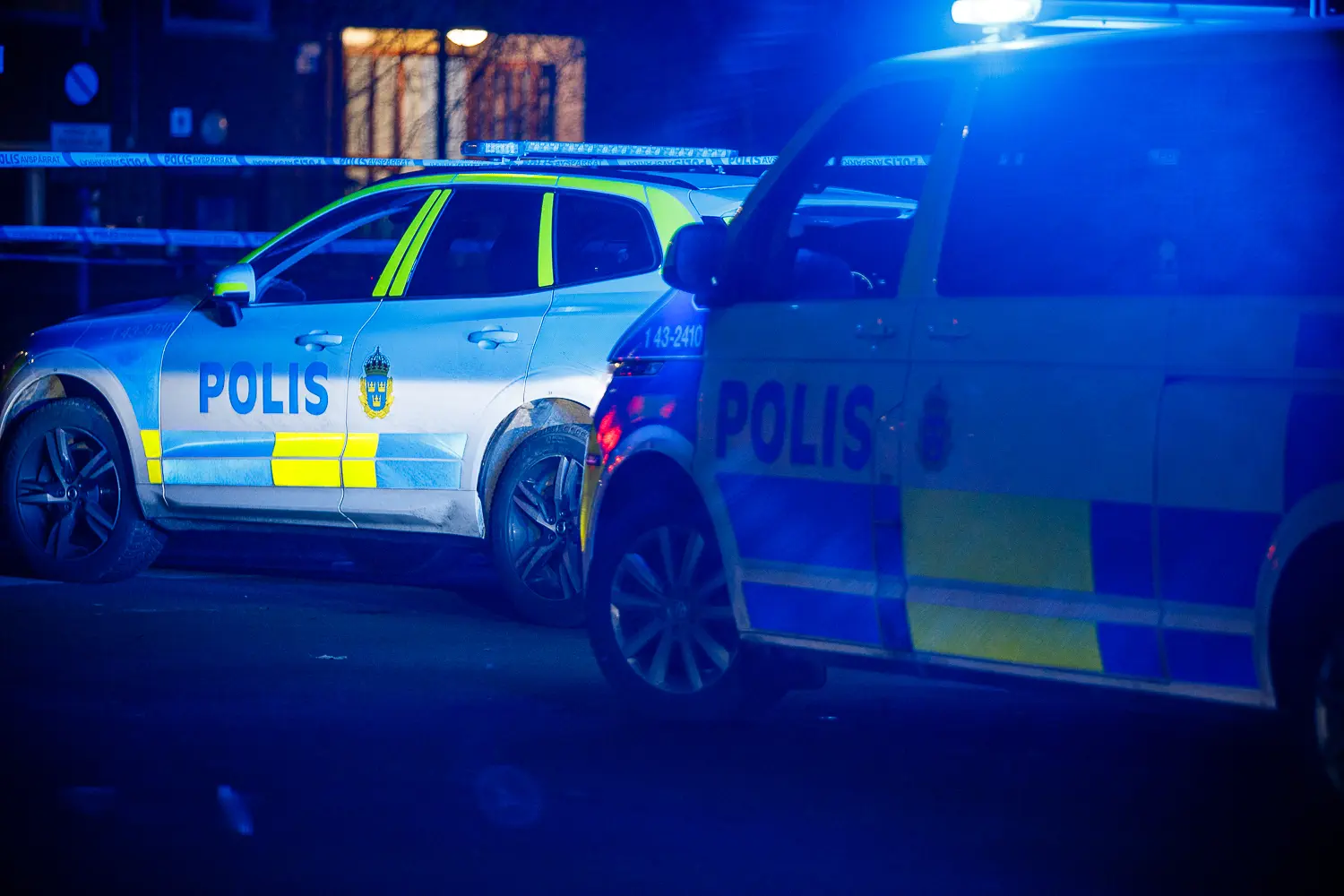 Polis på plats efter att två personer hittades döda efter en lägenhetsbrand i Nässjö, händelsen utreds som mord.