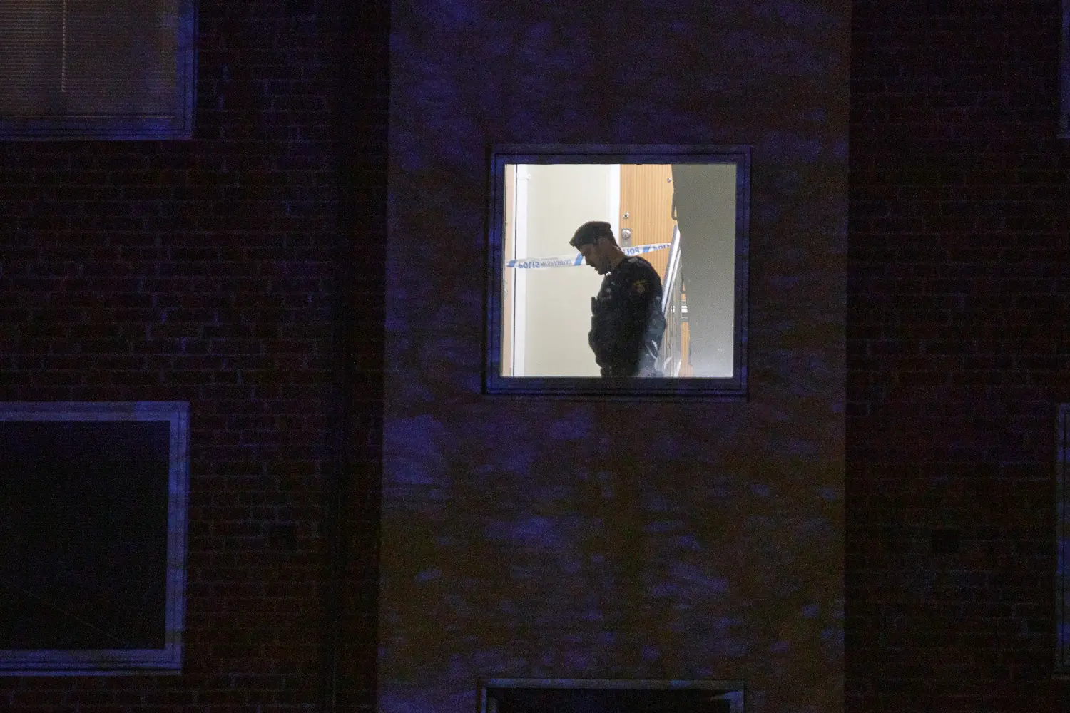 Polis på plats efter att två personer hittades döda efter en lägenhetsbrand i Nässjö, händelsen utreds som mord.