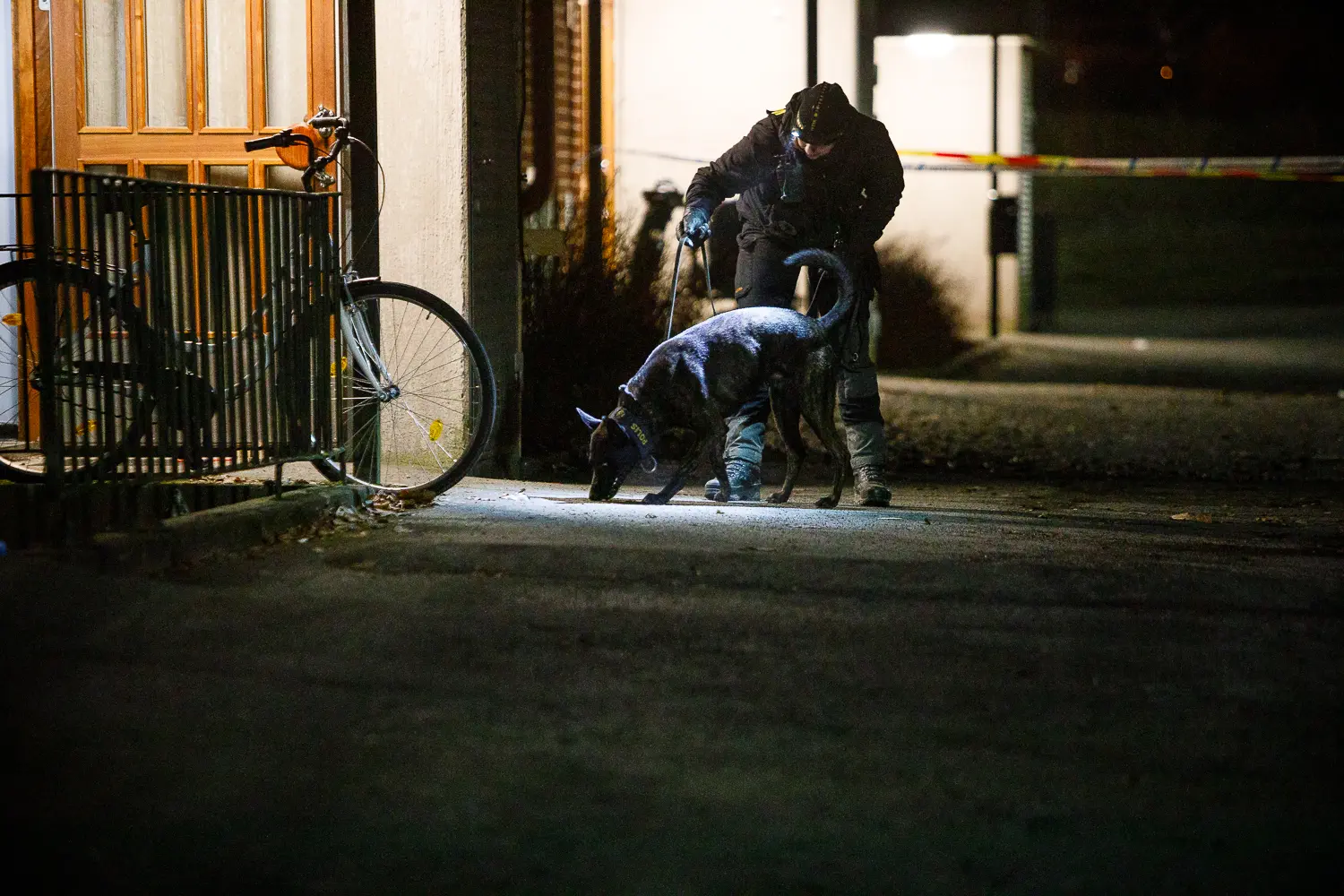 Polis på plats efter att två personer hittades döda efter en lägenhetsbrand i Nässjö, händelsen utreds som mord.