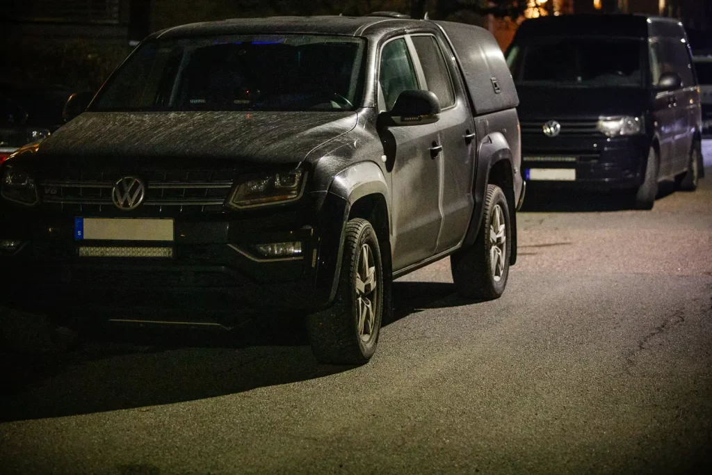 Polis på plats vid den bostad där en kvinna hittades död på söndagseftermiddagen, då brott misstänks har en förundersökning om mord inletts.