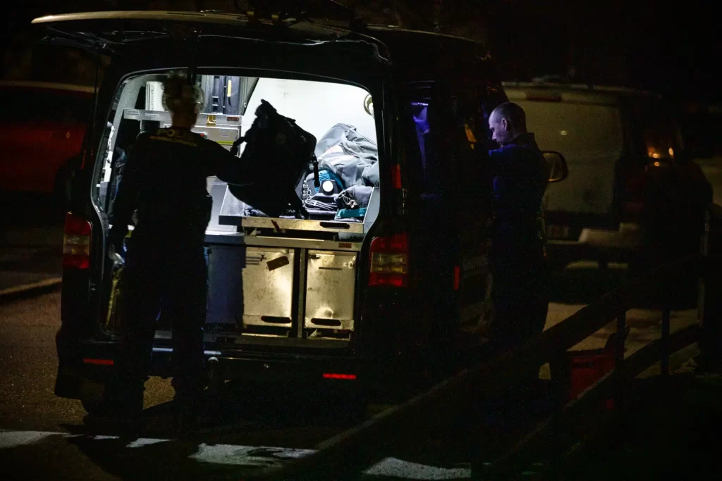 Polis på plats vid den bostad där en kvinna hittades död på söndagseftermiddagen, då brott misstänks har en förundersökning om mord inletts.