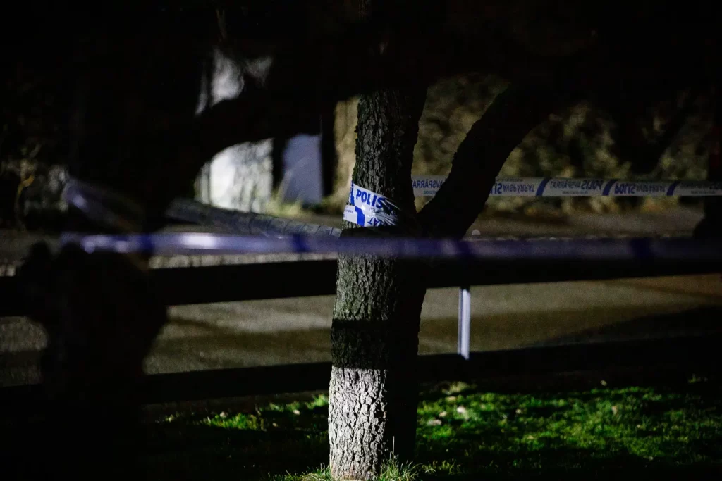 Polis på plats vid den bostad där en kvinna hittades död på söndagseftermiddagen, då brott misstänks har en förundersökning om mord inletts.