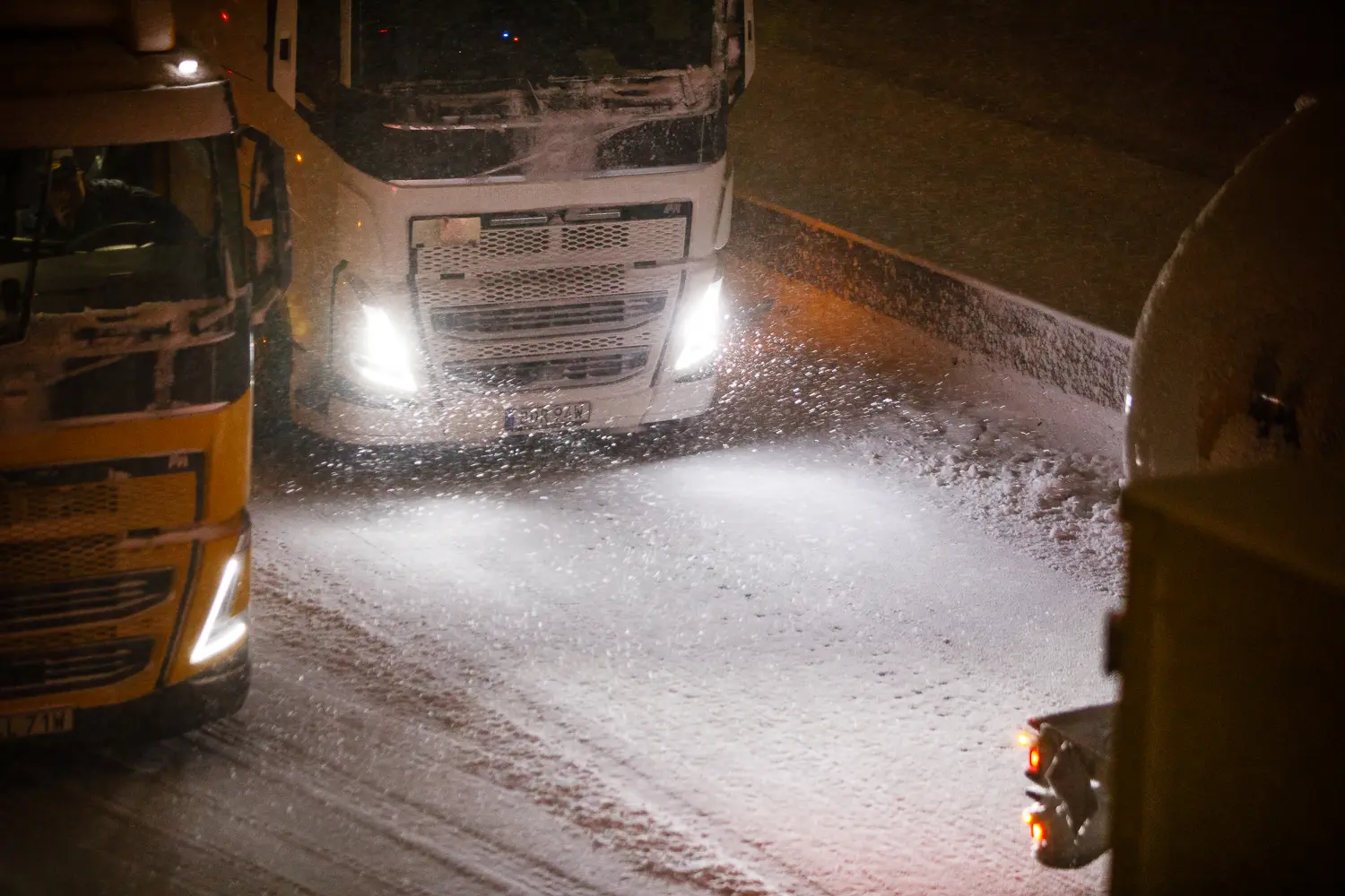 Stillastående lastbil i snöoväder på E4