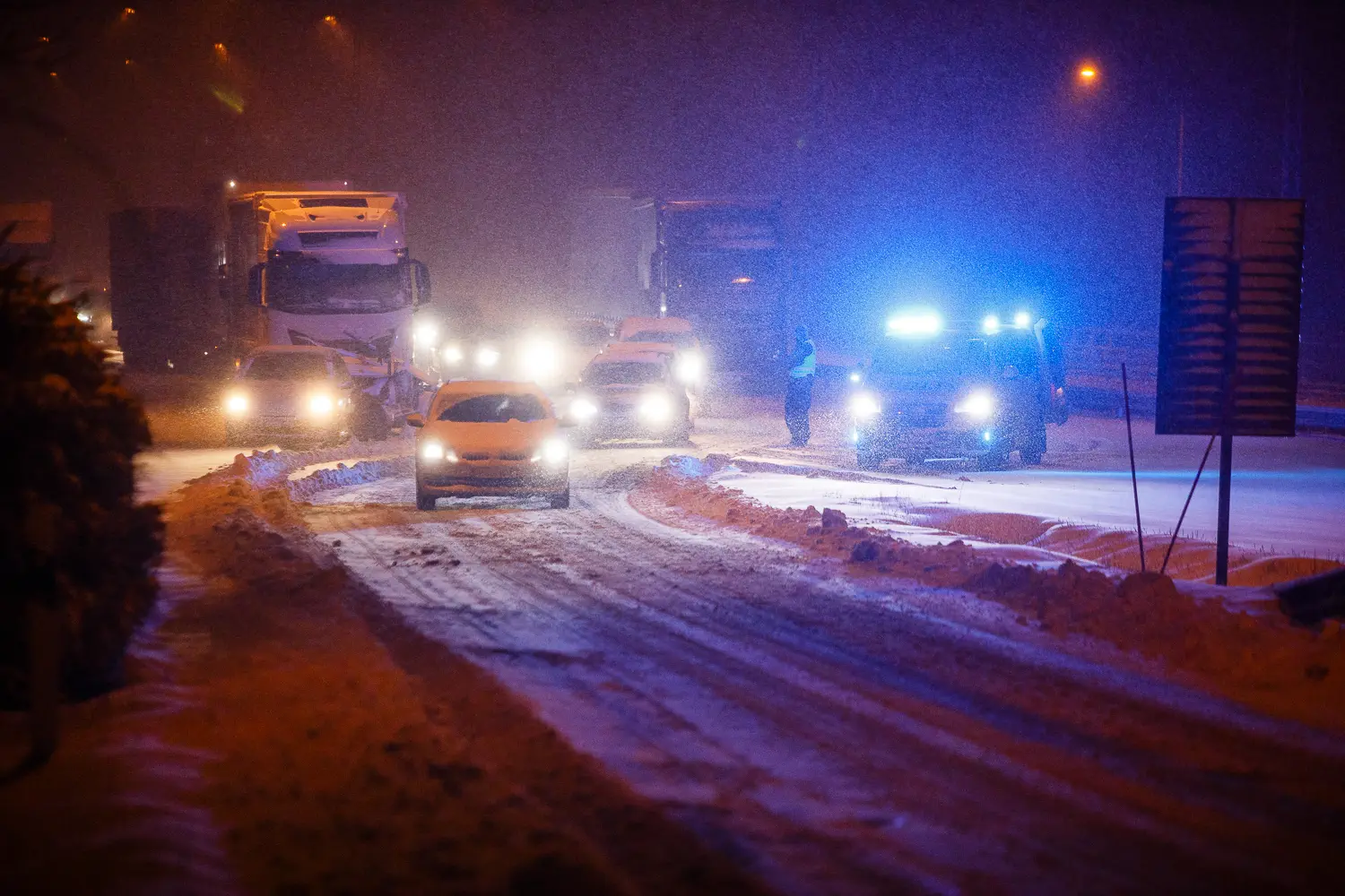 Snöovädret orsakade långa köer på E4