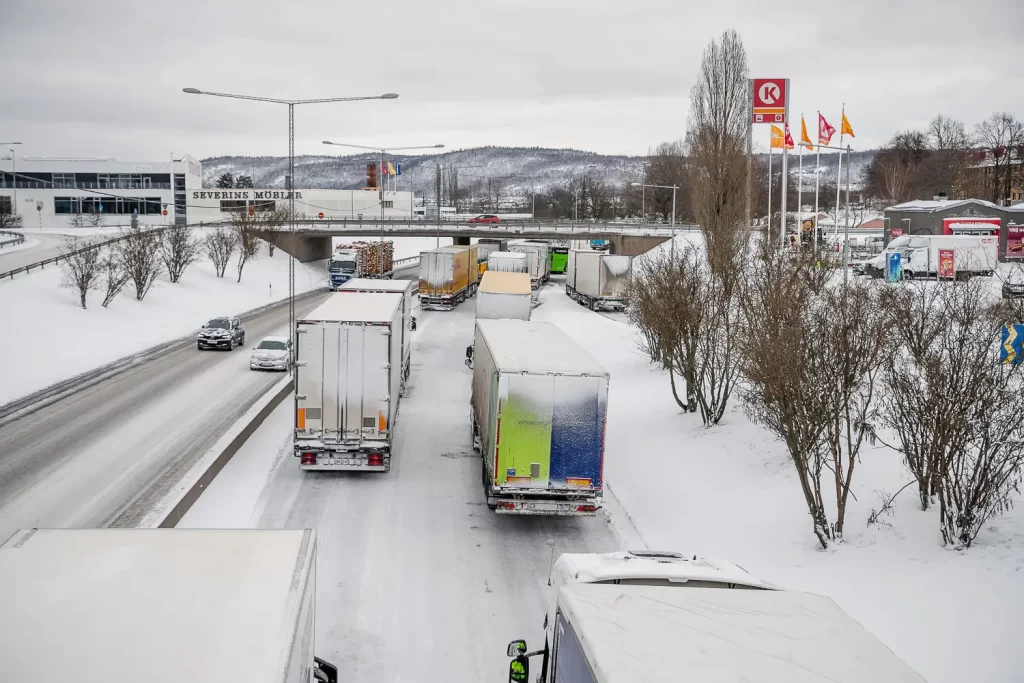 Långa köer på E4 efter snöoväder