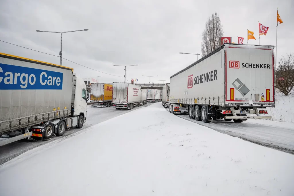 Långa köer på E4 efter snöoväder