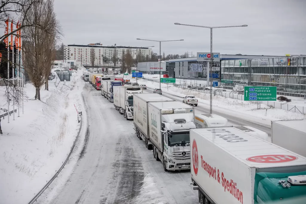 Långa köer på E4 efter snöoväder
