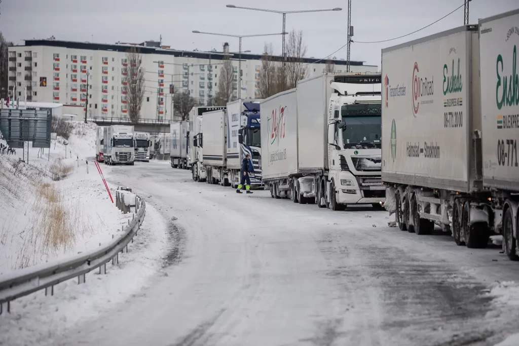 Långa köer på E4 efter snöoväder