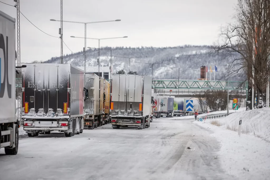 Långa köer på E4 efter snöoväder