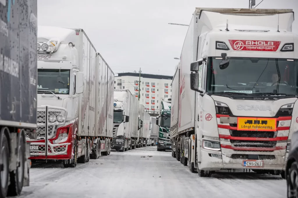 Långa köer på E4 efter snöoväder