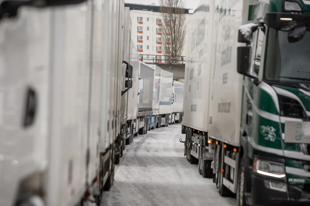 Långa köer på E4 efter snöoväder