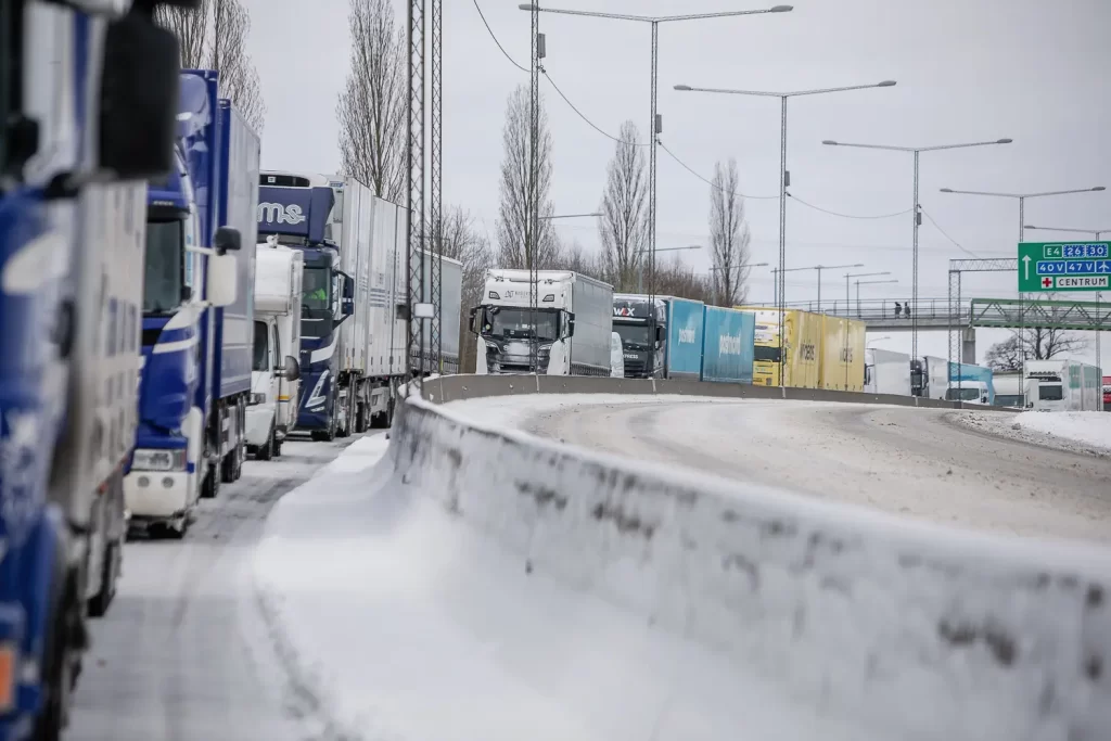 Långa köer på E4 efter snöoväder
