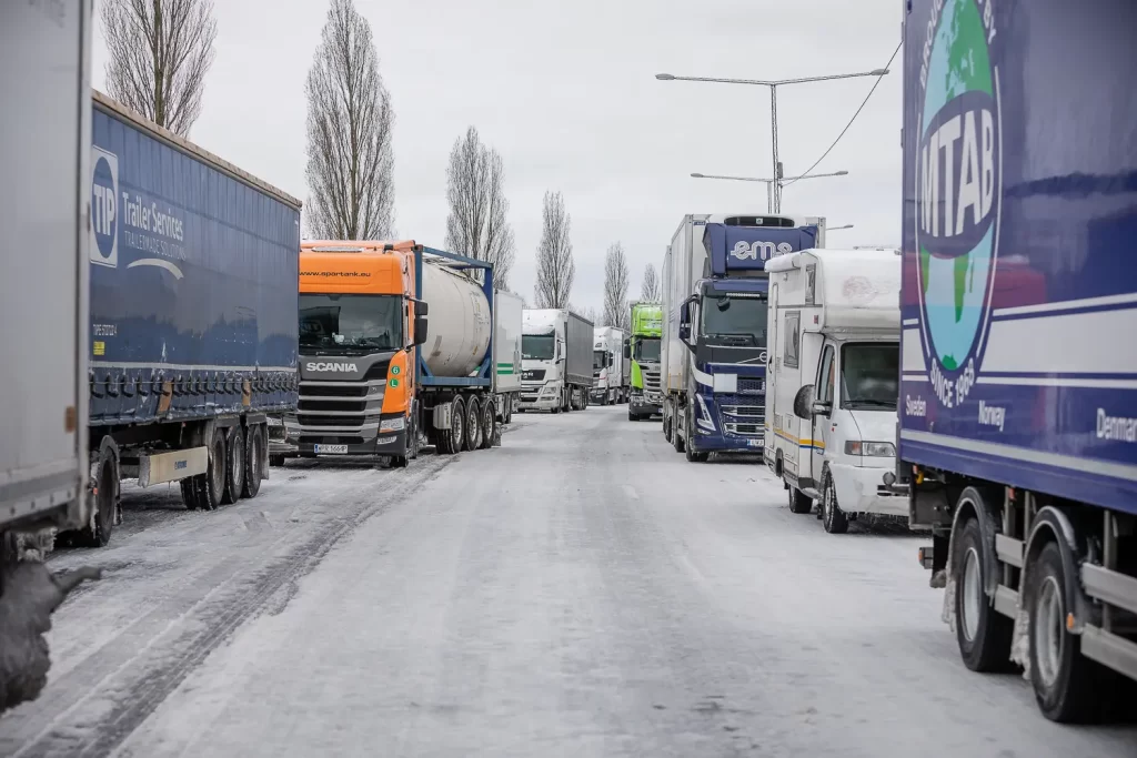 Långa köer på E4 efter snöoväder