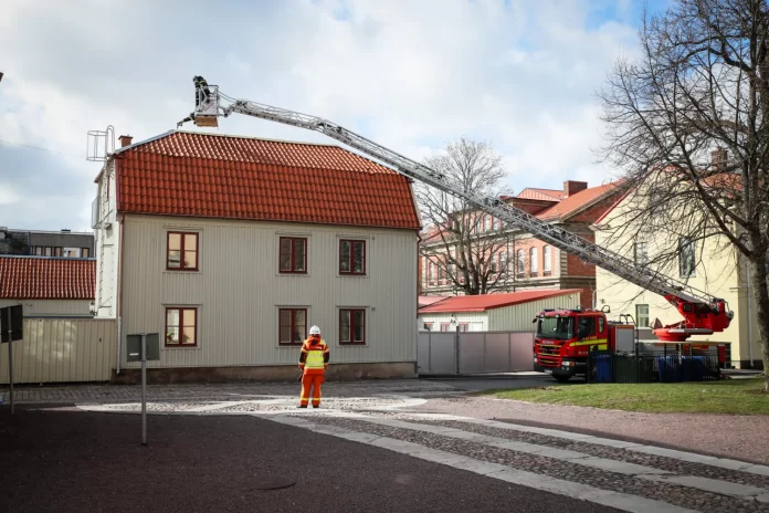Larm om nedfallna träd och lösa föremål