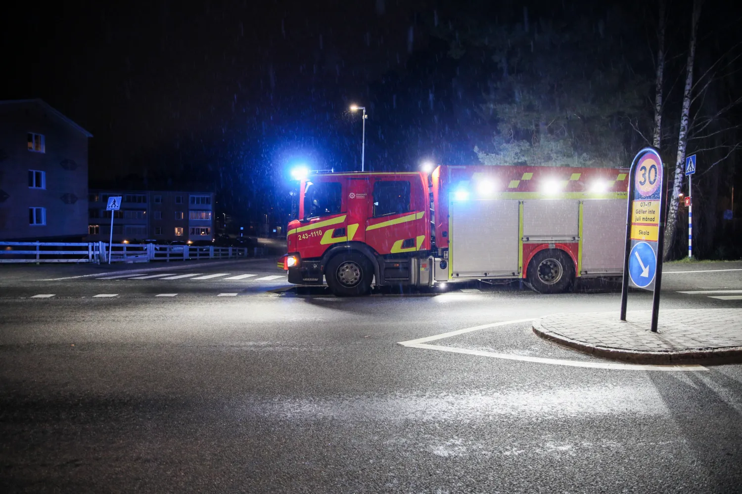 Rökutveckling från hiss. Larm om Brand i hiss i Ljungarum.
