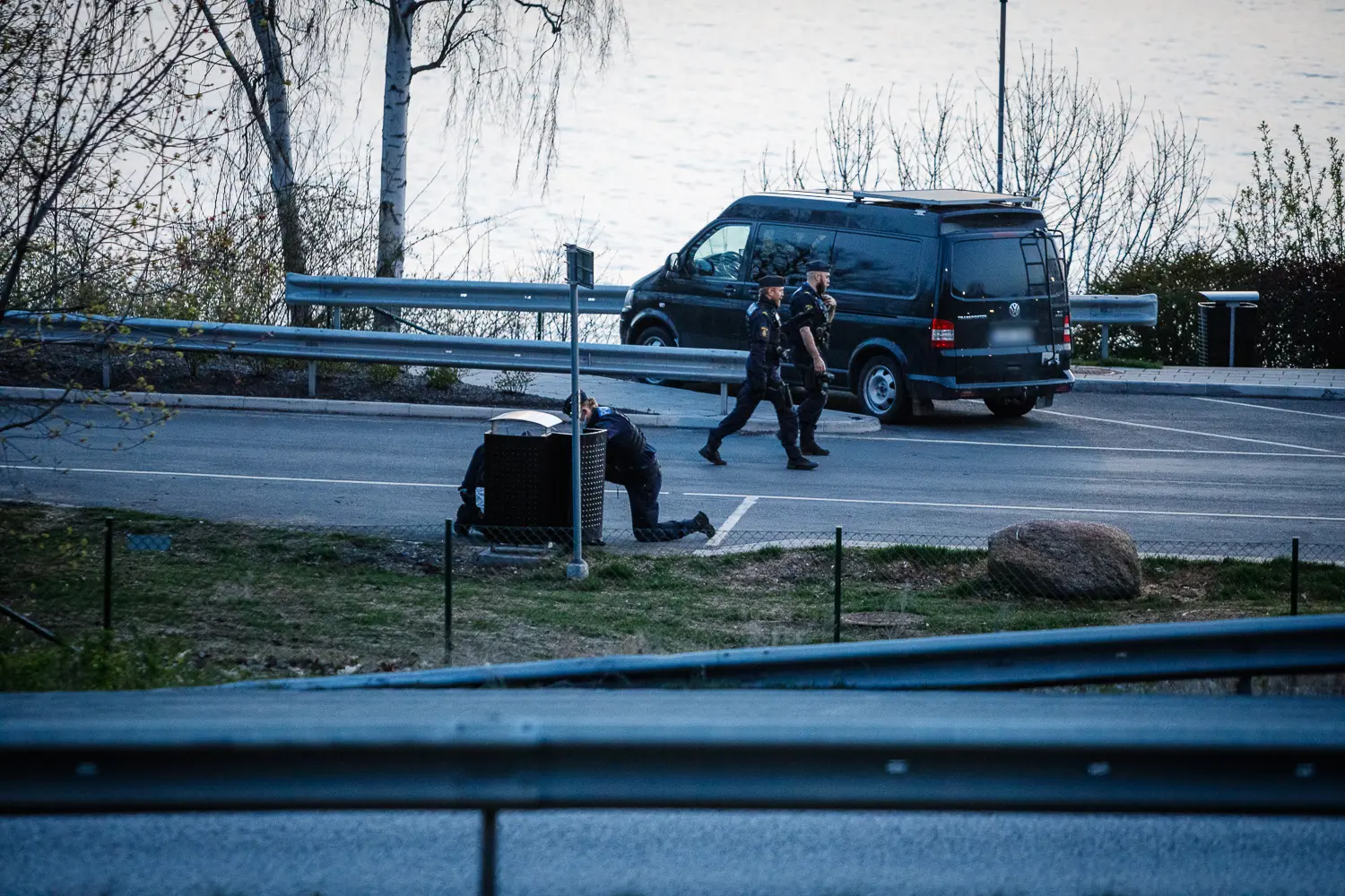 Kriminaltekniker undersöker en papperskorg vid rastplatsen utmed E4