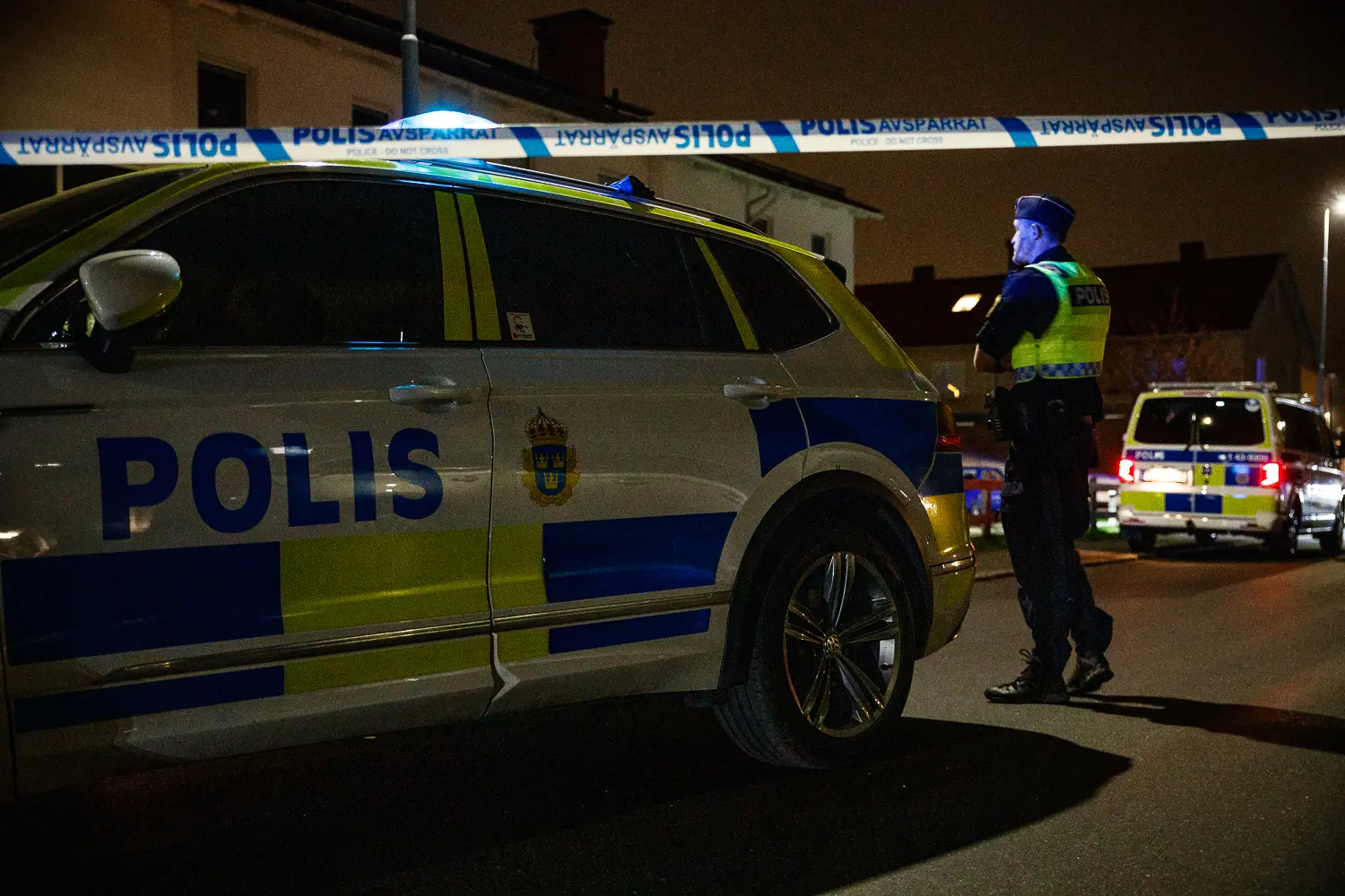 Polisinsats på Rosenlund efter skottlossning, Man skjuten - polisen utreder mordförsök