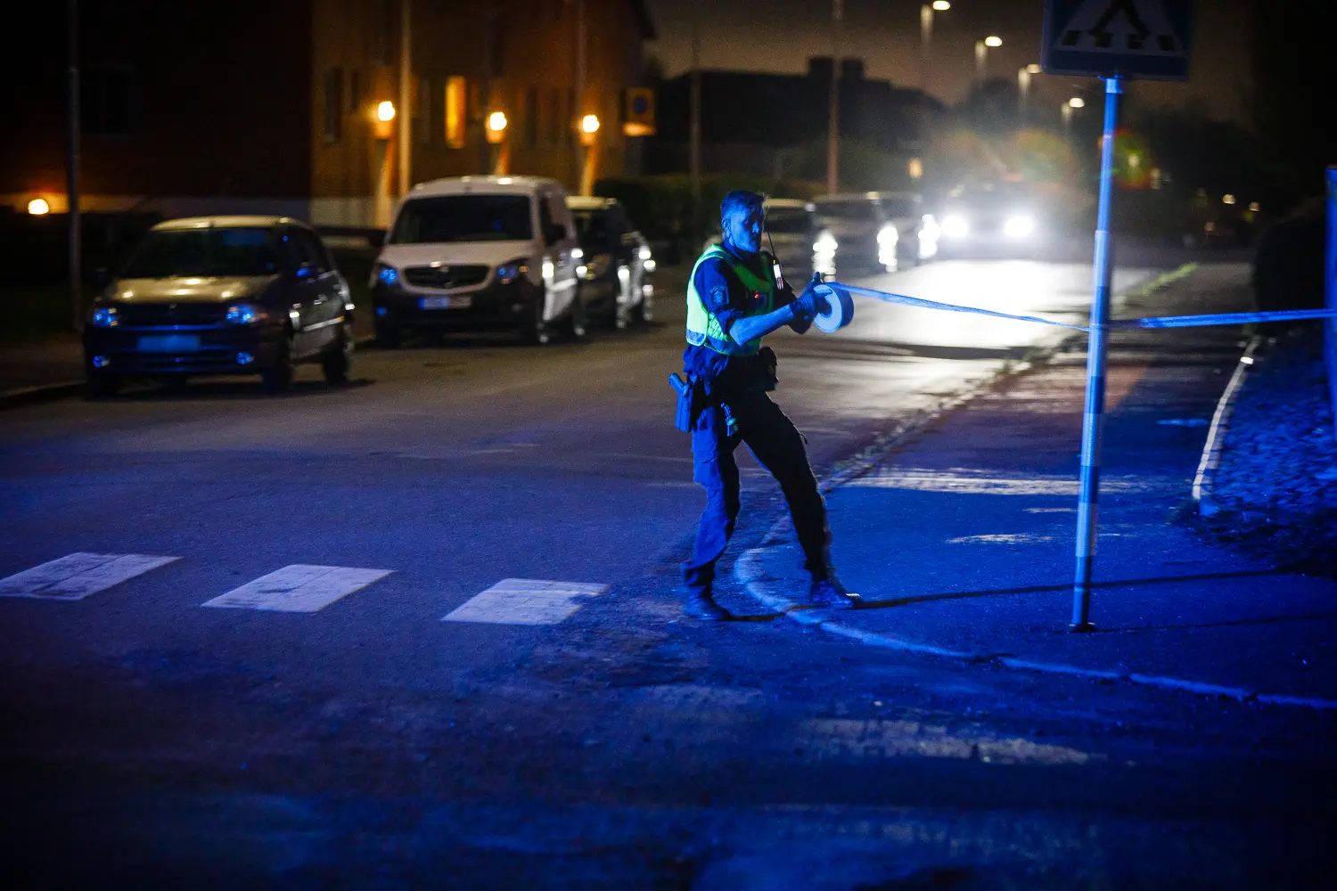Polisinsats på Rosenlund efter skottlossning, Man skjuten - polisen utreder mordförsök