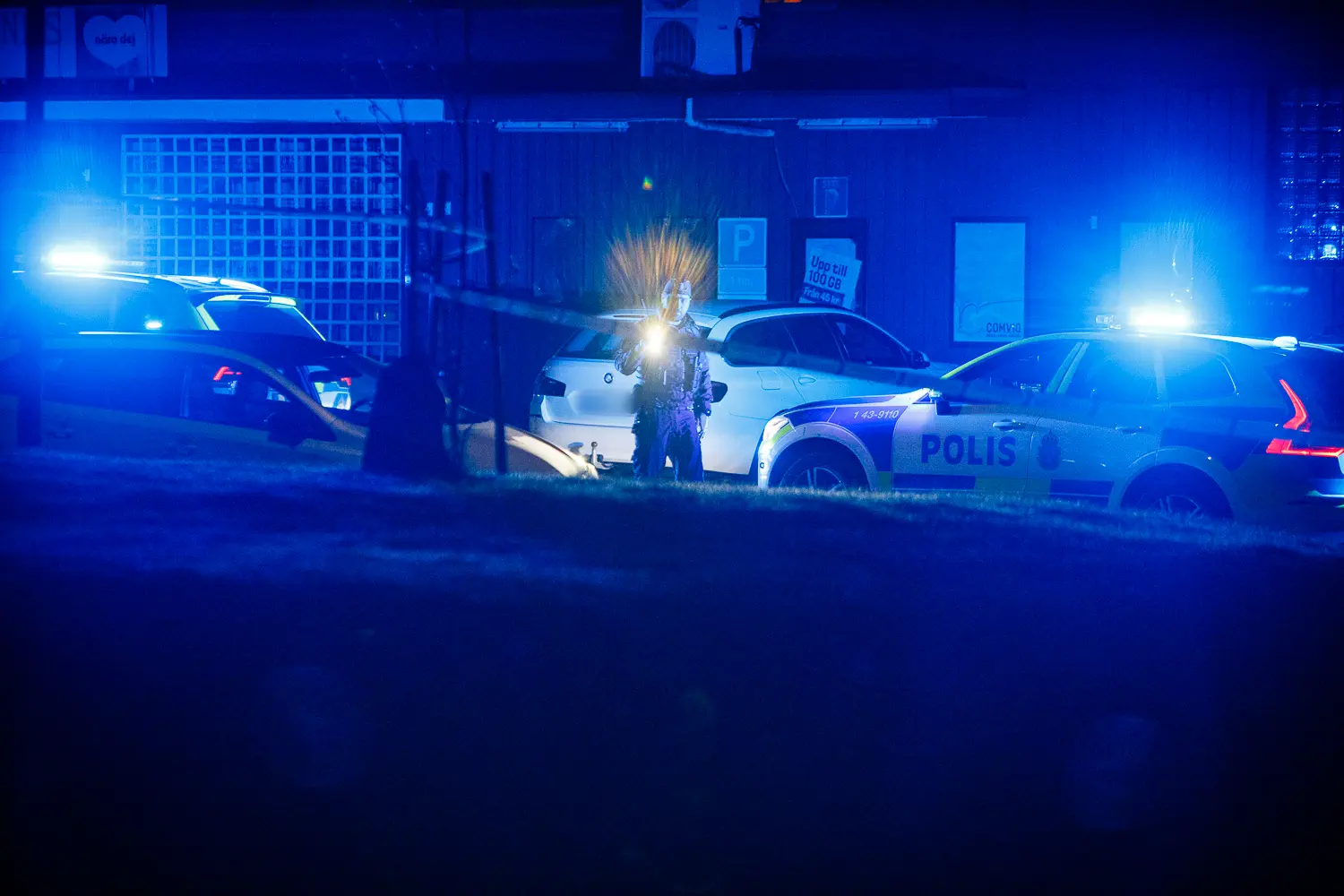 Polisinsats på Rosenlund efter skottlossning, Man skjuten - polisen utreder mordförsök
