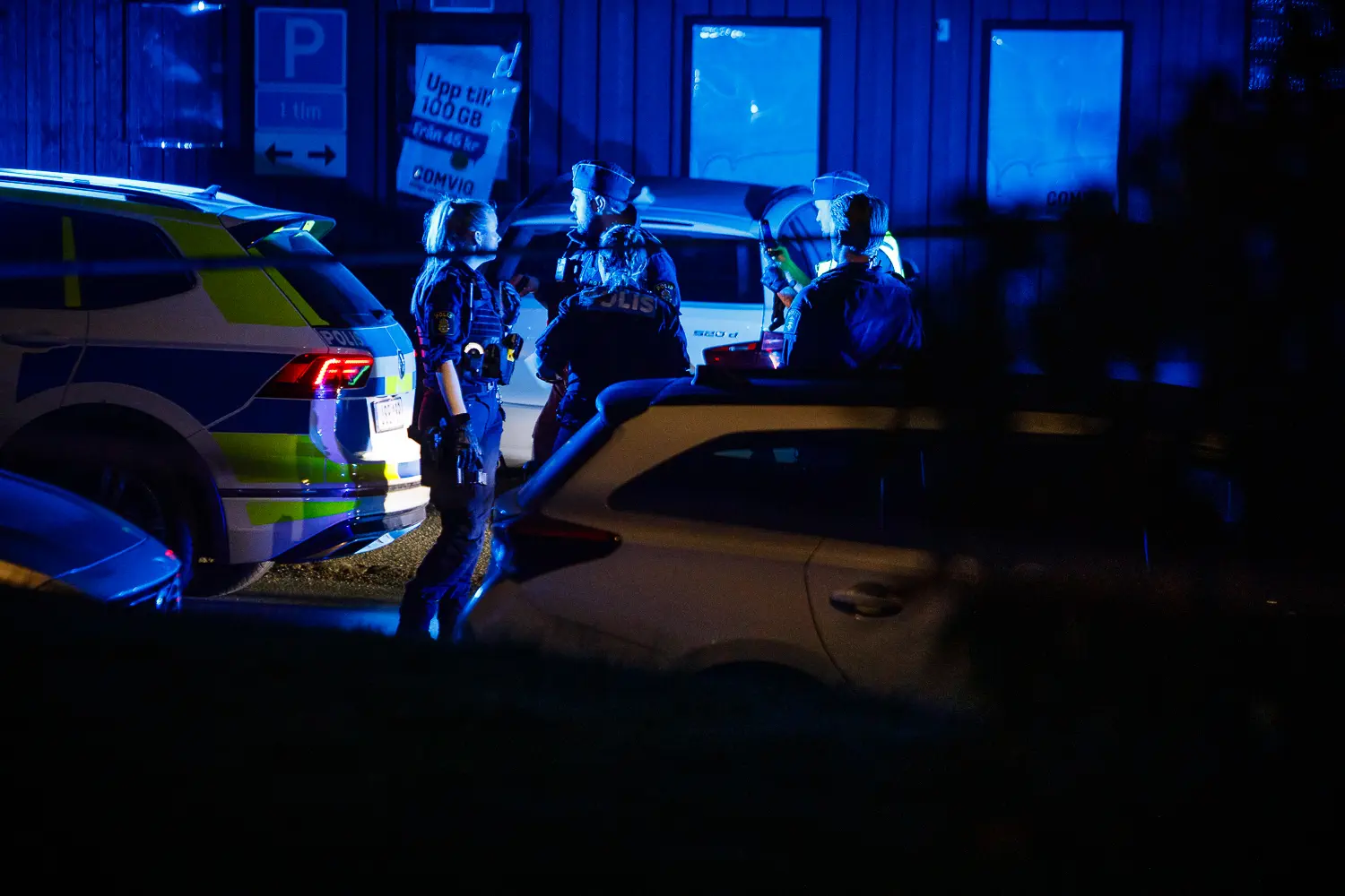 Polisinsats på Rosenlund efter skottlossning, Man skjuten - polisen utreder mordförsök