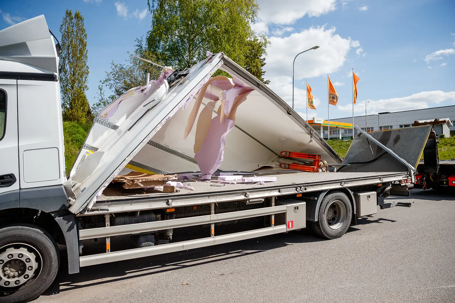 Lastbil kraschade in i viadukt